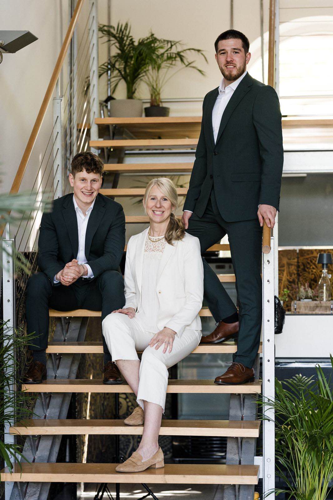 Philipp Kågström, Manuela Nuber und Tarik Kudić auf einer Treppe im Büro